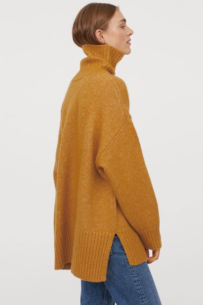 Oversized svetr s rolákem, 899 Kč.