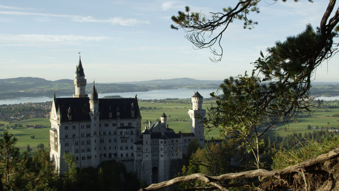 Neuschwanstein byl několik let sídlem Ludvíka II. Bavorského. Tedy doté doby, než jej nechali prohlásit za blázna a zbavit moci.
