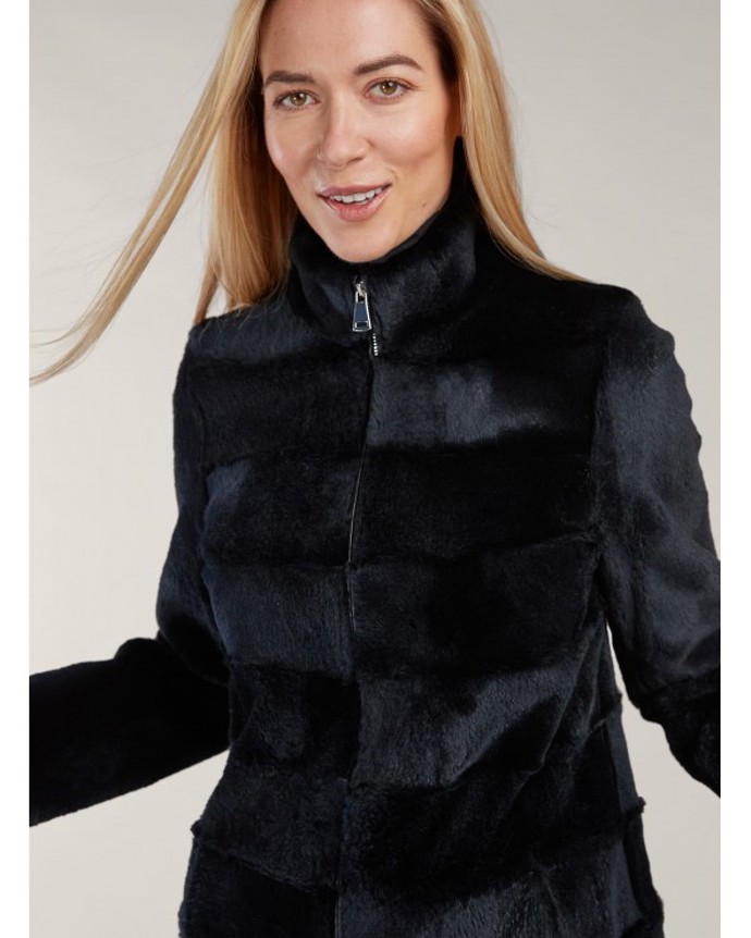 Šachovnicová kožešinová bunda, 7990 Kč.