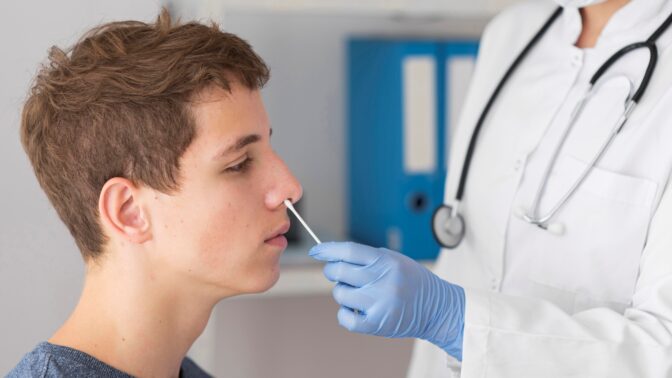 Můžete dostat chřipku a covid zároveň? Lékař vyvrací nejčastější omyl