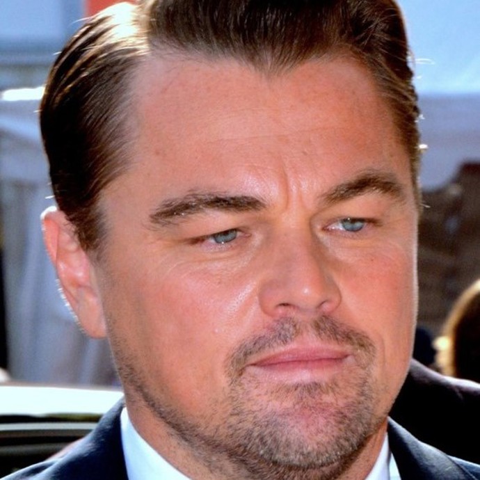 Dle novinářů, kteří měli možnost s hercem dělat rozhovor, je velmi nudný. Dokáže prý mluvit jenom o přírodě.
