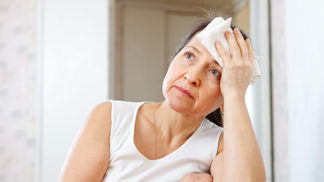 Věra (58): Vyčítám si, že jsem syna vychovala špatně. Chová se k ženě hrozně a ona mlčí