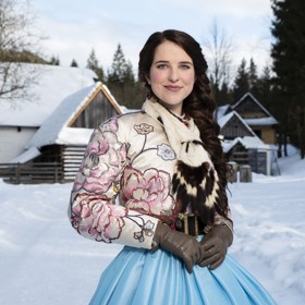 Leonie Brill (princezna Amélie z pohádky O vánoční hvězdě) touží po lepší budoucnosti plné lásky, rovnosti a úcty ke každé živé bytosti. 