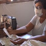 Eva se proto zapojila do charitativních akcí, které na jedné straně pomáhají ženám bez práce, na straně druhé pak přinášejí peníze mimo jiné na potravinové balíčky pro chudé. Na snímku paní Mavi šije charitativní roušky pro Evu.