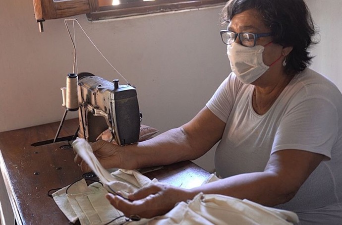 Eva se proto zapojila do charitativních akcí, které na jedné straně pomáhají ženám bez práce, na straně druhé pak přinášejí peníze mimo jiné na potravinové balíčky pro chudé. Na snímku paní Mavi šije charitativní roušky pro Evu.