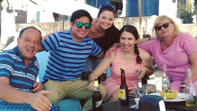 Posezení s přáteli a rodiči, kteří Evu v lednu 2020 navštívili v Puerto Vallarta. Od té doby jsou v kontaktu jen po telefonu.