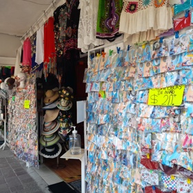 Prodej roušek v ulicích Puerto Vallarta.