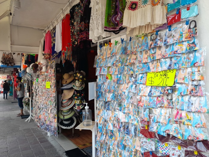 Prodej roušek v ulicích Puerto Vallarta.