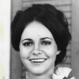 Na konci sedmdesátých let se seznámila s hercem Burtem Reynoldsem. Jak později přiznala, pojil je náročný a zároveň intenzivní vztah.
