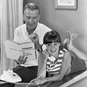 Sally Field je americká herečka a režisérka. Svou kariéru nastartovala v seriálu Gidget.
