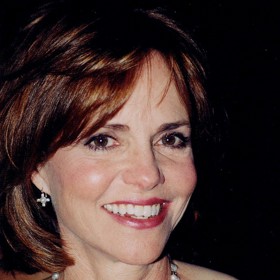 Zajímá se také o práva žen. Podporuje Hillary Clinton. 
