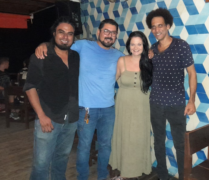 Eva se svojí oblíbenou kapelou Trem de Minas Band. Mezi muzikanty z Mexika, Brazílie a Kolumbie, kteří teď zažívají těžké období, má Eva spoustu přátel.