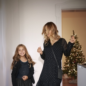 Šaty s efektní přízí, 999 Kč.