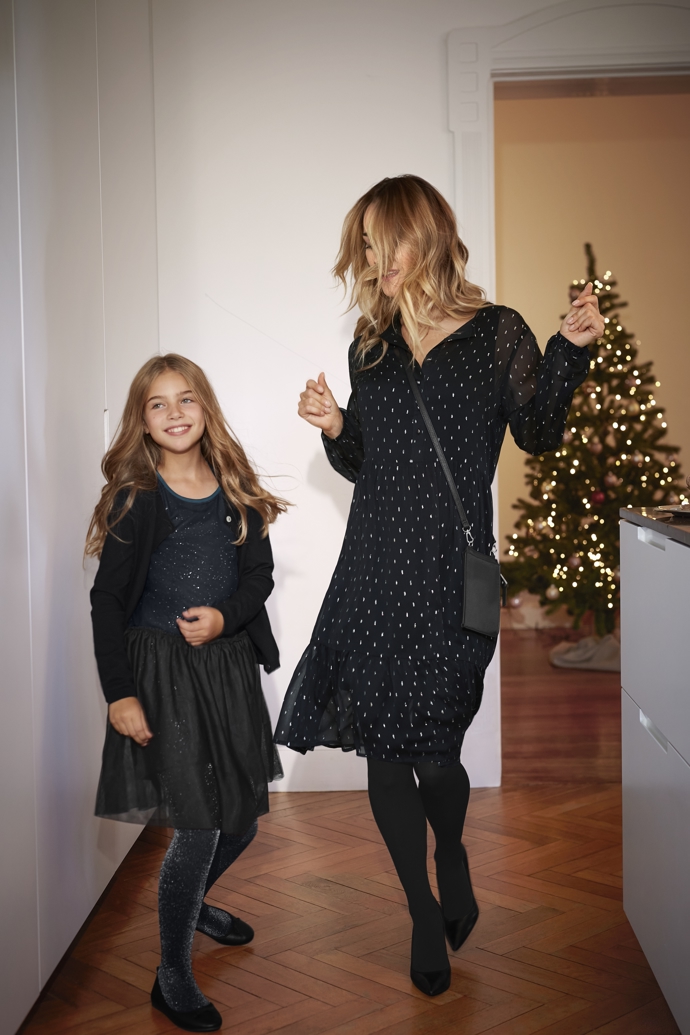 Šaty s efektní přízí, 999 Kč.