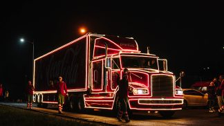 Vánoční kamion Coca-Cola znovu přiváží to pravé kouzlo Vánoc. Jeho návštěva rozhodně stojí za to!