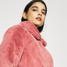 Kabát v lososové barvě, 2060 Kč.