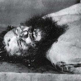 Rasputina bylo těžké zabít. Přežil otravu i kulky. Z řeky Něvy se ale už vyškrábat nedokázal. 
