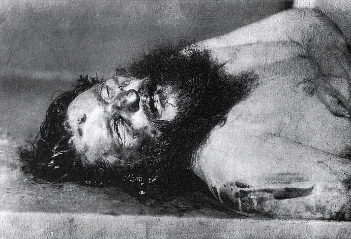 Rasputina bylo těžké zabít. Přežil otravu i kulky. Z řeky Něvy se ale už vyškrábat nedokázal. 
