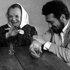 Když filmaři oslovili neherečku Annu Navrátilovou s nabídkou, zda by si nezahrála babičku, hodila po nich lopatu na sníh. 
