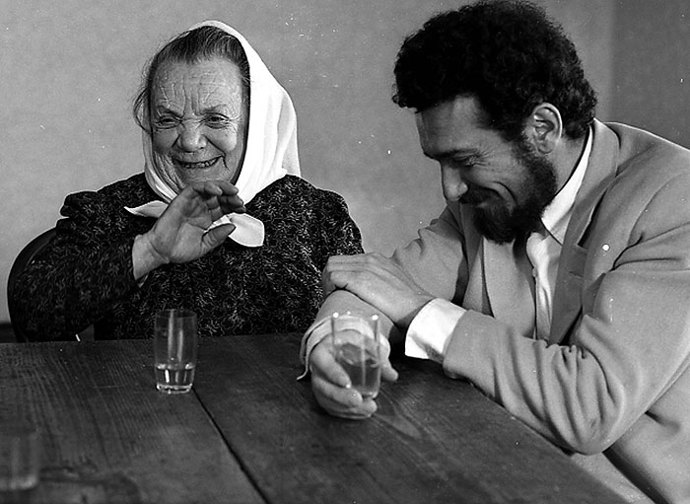 Když filmaři oslovili neherečku Annu Navrátilovou s nabídkou, zda by si nezahrála babičku, hodila po nich lopatu na sníh. 
