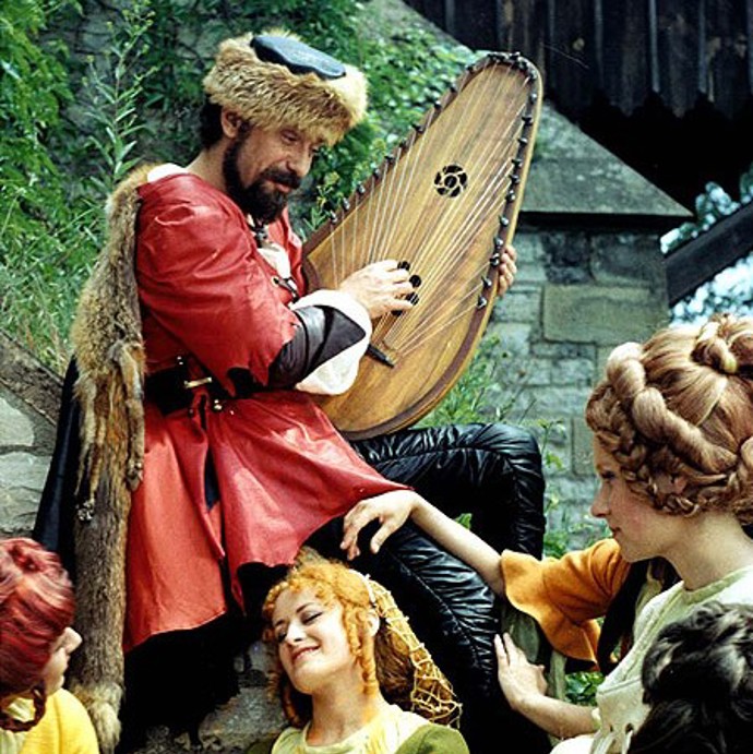 Natáčení na Karlštejně zdržovali zbloudilí turisté, kteří se občas nechtíc dostali do záběru.