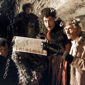 Několik čertů z pohádky S čerty nejsou žerty skončilo kvůli popáleninám v nemocnici.
