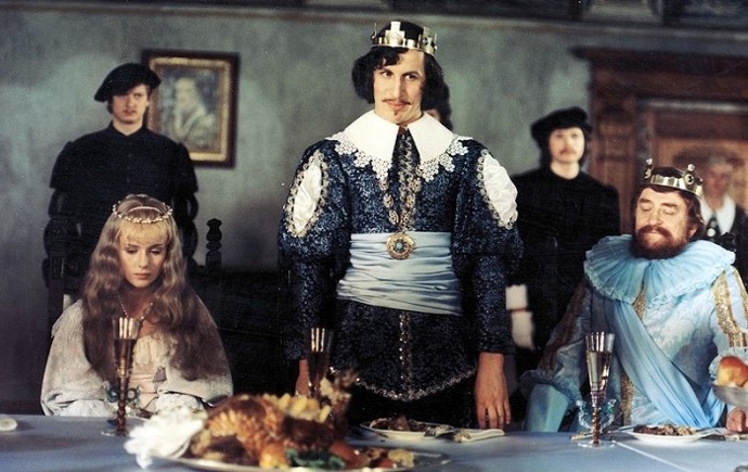 Jak se budí princezny: Když se narodí princezna Růženka, závistivá teta ji prokleje. V den 17. narozenin se píchne do prstu, usne navěky a s ní i celé království...
