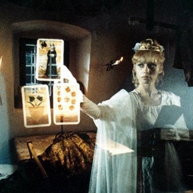 Nebojsa: Když princezna z království bílých růží odmítla nabídku k sňatku od zlého čaroděje, uvalil na ni kletbu.