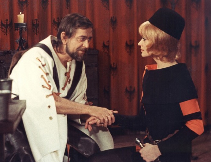 Vlastimila Brodského museli na roli Karla IV. dlouho přemlouvat. Myslel si, že není dostatečný „frajer“. 