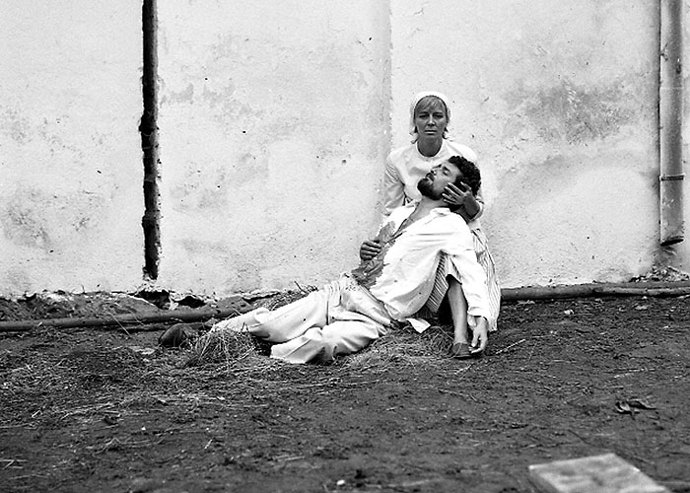 Točilo se v obci Bystré, i když se děj odehrává v Kelči. Tam ale režiséra Vojtěcha Jasného považovali za neznaboha. 
