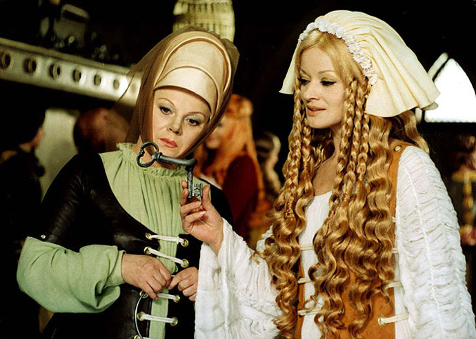 Natáčení filmového muzikálu Noc na Karlštejně přineslo Janě Brejchové velký stres: k smrti totiž bála koní. Na snímku se Slávkou Budínovou.