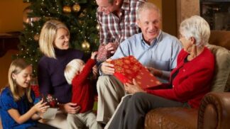 Vánoční dárky pro prarodiče: Čím vykouzlíte babičce a dědečkovi úsměv na rtech?
