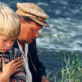 Na snímku z filmu Zlatí úhoři je Rudolf Hrušínský s Martinem Mikulášem. Hrušínský měl o přestávkách rád svůj klid a trávil je mimo kolektiv.

