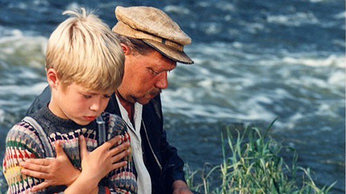 Na snímku z filmu Zlatí úhoři je Rudolf Hrušínský s Martinem Mikulášem. Hrušínský měl o přestávkách rád svůj klid a trávil je mimo kolektiv.
