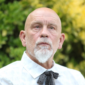 Hercem se stal jen díky jedné dívce, kvůli které se přihlásil do dramatického kroužku.
