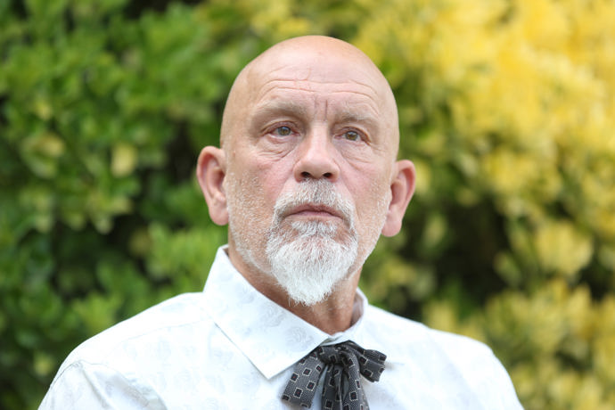 Hercem se stal jen díky jedné dívce, kvůli které se přihlásil do dramatického kroužku.
