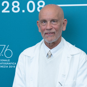 V dětství byl Malkovich často bitý. „Tehdy byla taková doba,“ vyjádřil se během jednoho rozhovoru.
