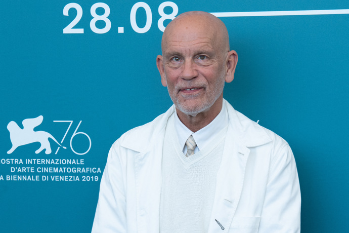 V dětství byl Malkovich často bitý. „Tehdy byla taková doba,“ vyjádřil se během jednoho rozhovoru.

