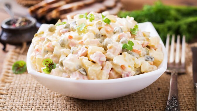 Jak na nejlepší bramborový salát: Kouzlo spočívá v surovinách a v načasování