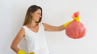 Laďka (35): Šla jsem vyhodit koš a on se protrhl. Šokovalo mě, co jsem v něm našla