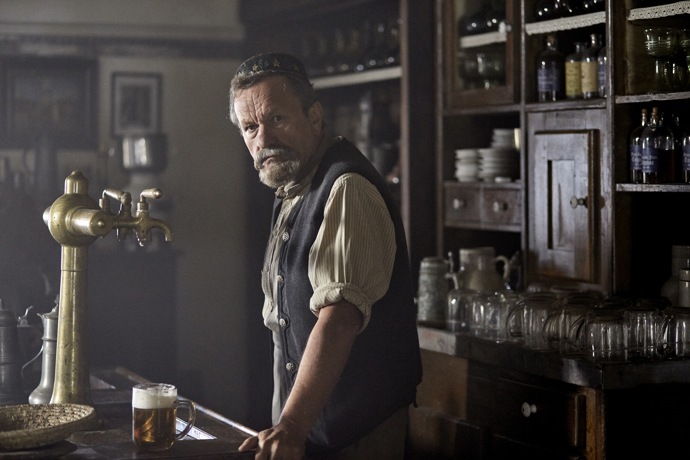 Téměř všechny kostýmy hlavních postav byly ušity speciálně pro Hodinářova učně.