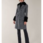 Károvaný vlněný kabát s kožešinou, 8490 Kč.