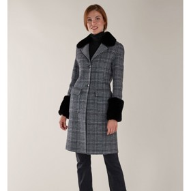 Károvaný vlněný kabát s kožešinou, 8490 Kč.