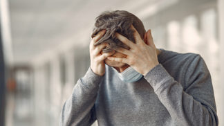 Aleš (42): Manželka má panickou hrůzu, že ji nakazím. Vyhýbá se mi a dělá absurdní věci