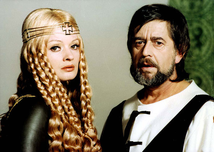 Noc na Karlštejně: Žena a na Karlštejně? Jedině v převleku.
