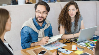 Míša (27): Bývalý přítel, se kterým pracuji, se zamiloval do nové kolegyně. Každý den trpím