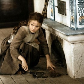 O kostýmy pohádky Tři oříšky pro Popelku se postaral výtvarník Theodor Pištěk. Vzpomínal na to, jak špatně se mu tehdy vybíraly látky. Na ty nejlepší měly totiž nárok jen manželky největších pohlavárů KSČ.