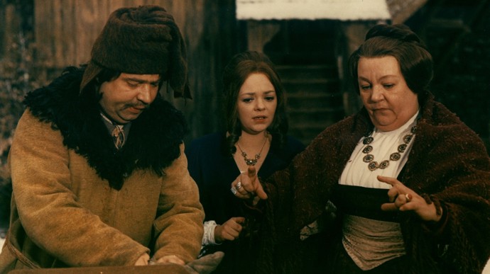 Úžasnou roli měl v pohádce Tři oříšky pro Popelku i Vladimír Menšík, který se během natáčení potýkal s velkou závislostí na alkoholu.