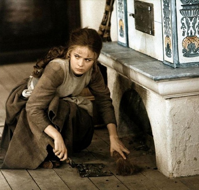 O kostýmy pohádky Tři oříšky pro Popelku se postaral výtvarník Theodor Pištěk. Vzpomínal na to, jak špatně se mu tehdy vybíraly látky. Na ty nejlepší měly totiž nárok jen manželky největších pohlavárů KSČ.