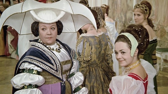 V pohádce Tři oříšky pro Popelku se objevila celá řada zajímavých herců a hereček, například Carola Braunbock coby zlá macecha (vlevo). Měla smutný osud, v pouhých 54 letech ji náhle zradilo srdce.